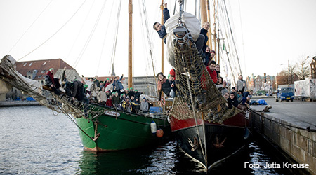 Zwei Segelschiffe liegen am Kai. Die Mannschaften setzen Segel. Foto: Jutta Kneuse.